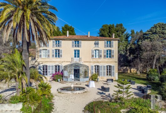 paca - Près de Toulon, une bastide rénovée de 750 m², dans la même famille depuis deux siècles, avec piscine et grands espaces extérieurs sur 4,5 ha de terres agricoles