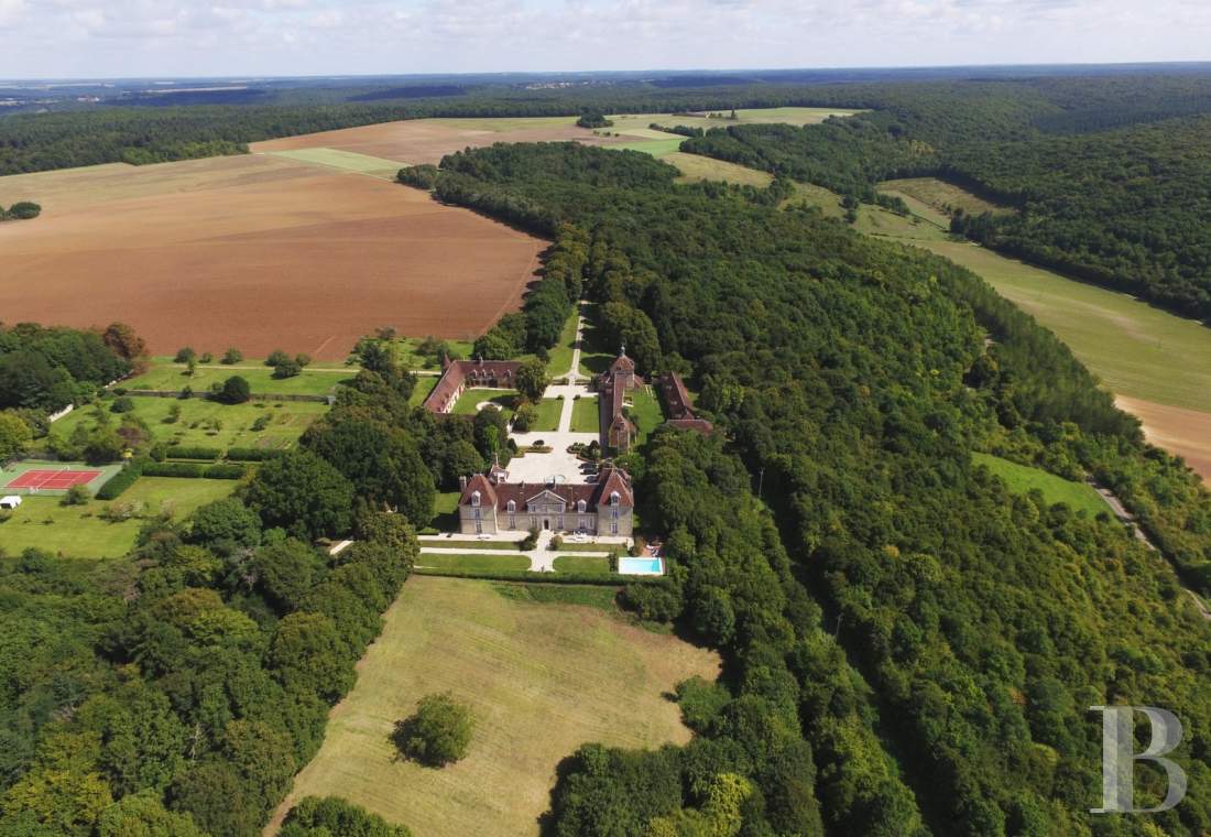A 17th century chateau open to all arts and cultures in Yonne, Burgundy - photo  n°1