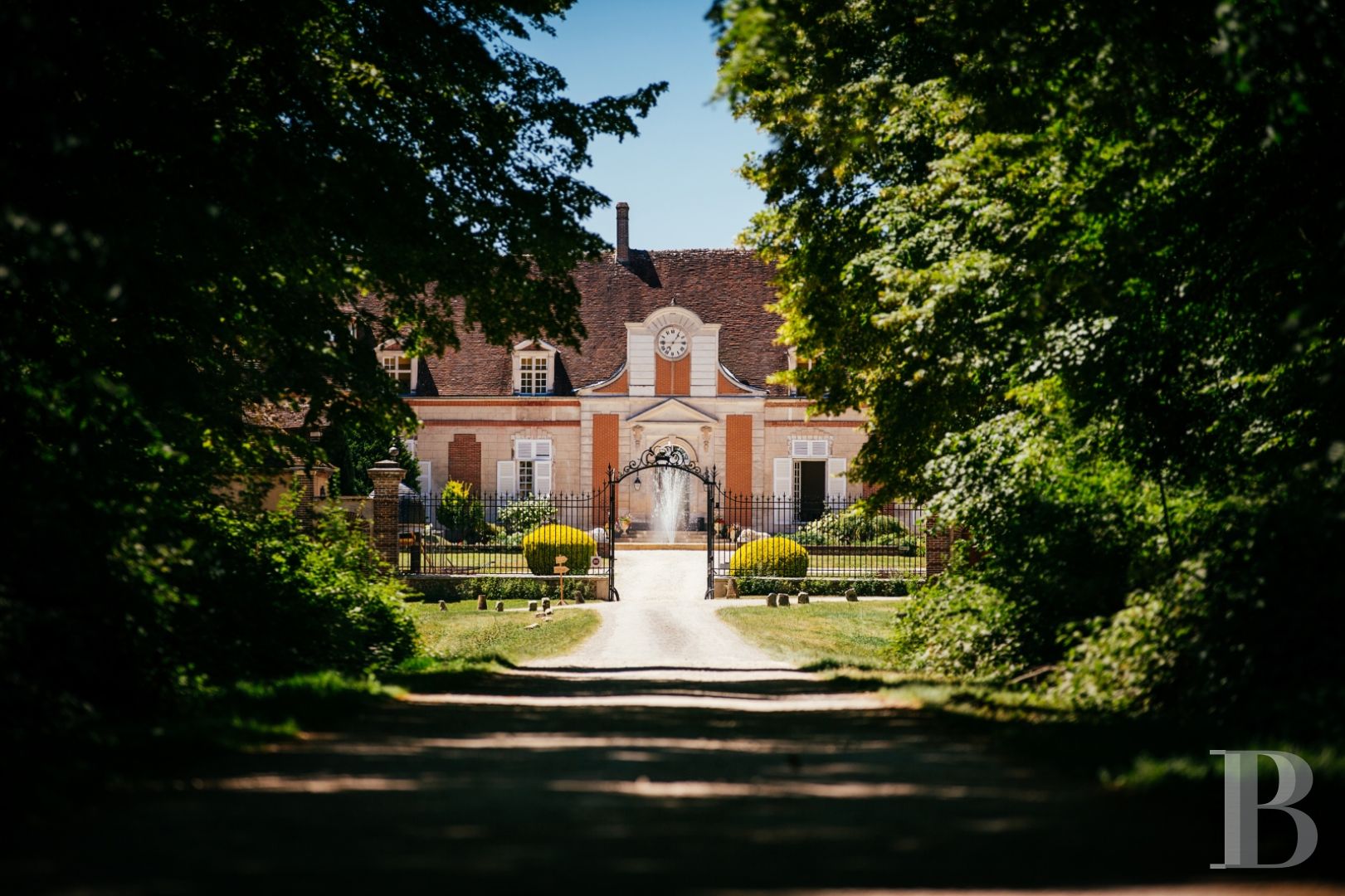 A 17th century chateau open to all arts and cultures in Yonne, Burgundy - photo  n°3