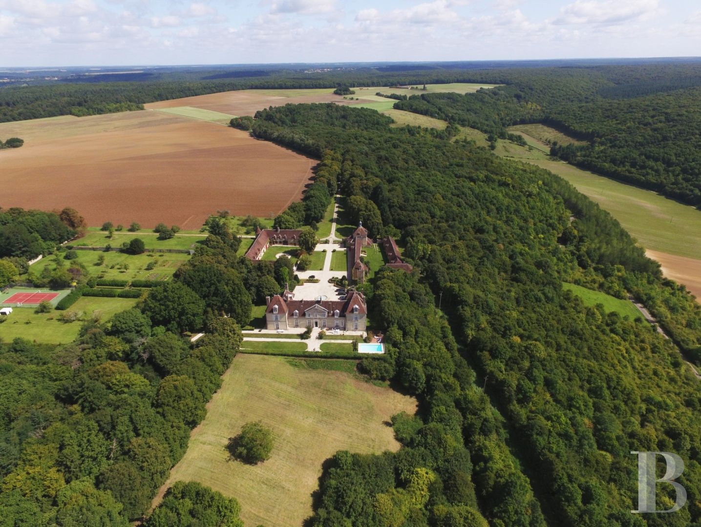 A 17th century chateau open to all arts and cultures in Yonne, Burgundy - photo  n°1