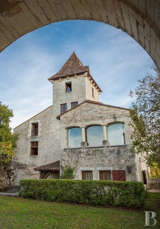 A belvedere chateau overlooking the Dordogne valley  to the north of the Lot department - photo  n°13