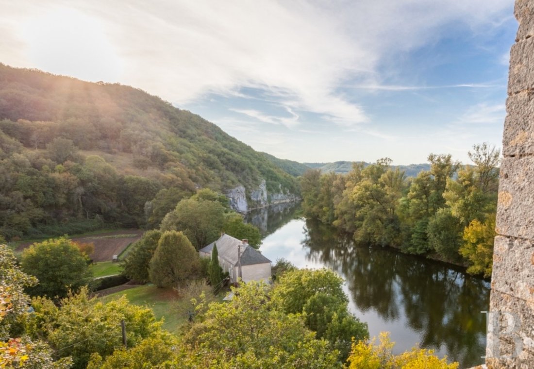A belvedere chateau overlooking the Dordogne valley  to the north of the Lot department - photo  n°2