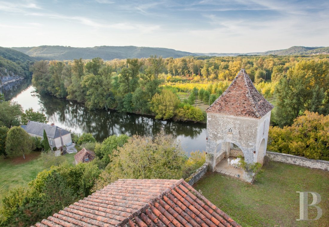 A belvedere chateau overlooking the Dordogne valley  to the north of the Lot department - photo  n°3