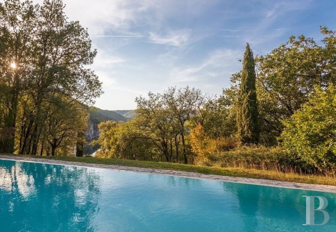 A belvedere chateau overlooking the Dordogne valley  to the north of the Lot department - photo  n°14