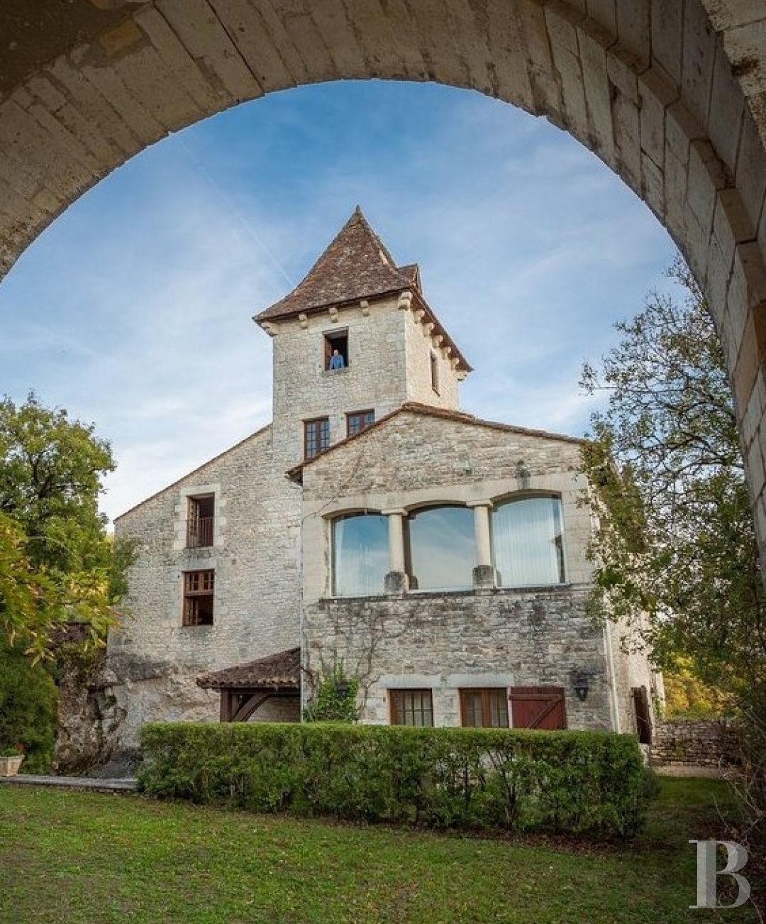 A belvedere chateau overlooking the Dordogne valley  to the north of the Lot department - photo  n°13