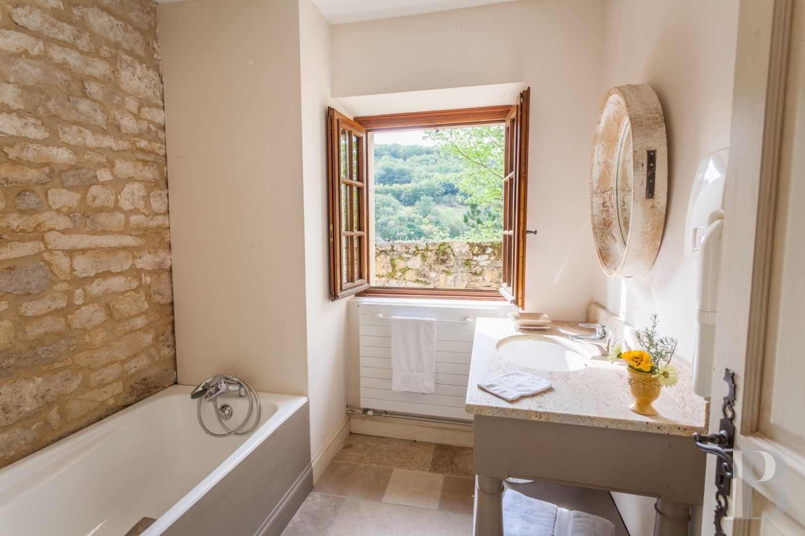 A belvedere chateau overlooking the Dordogne valley  to the north of the Lot department - photo  n°9