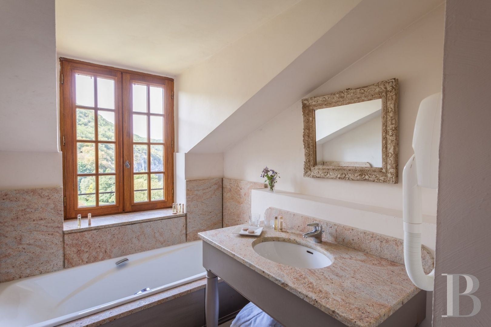 A belvedere chateau overlooking the Dordogne valley  to the north of the Lot department - photo  n°12