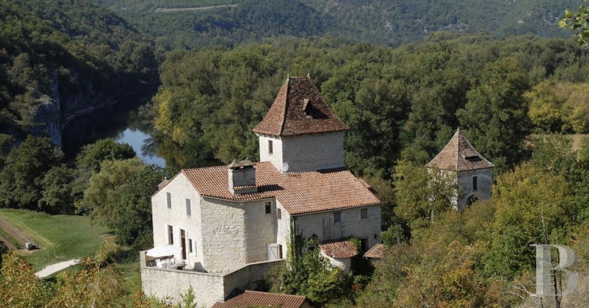 A belvedere chateau overlooking the Dordogne valley  to the north of the Lot department - photo  n°1
