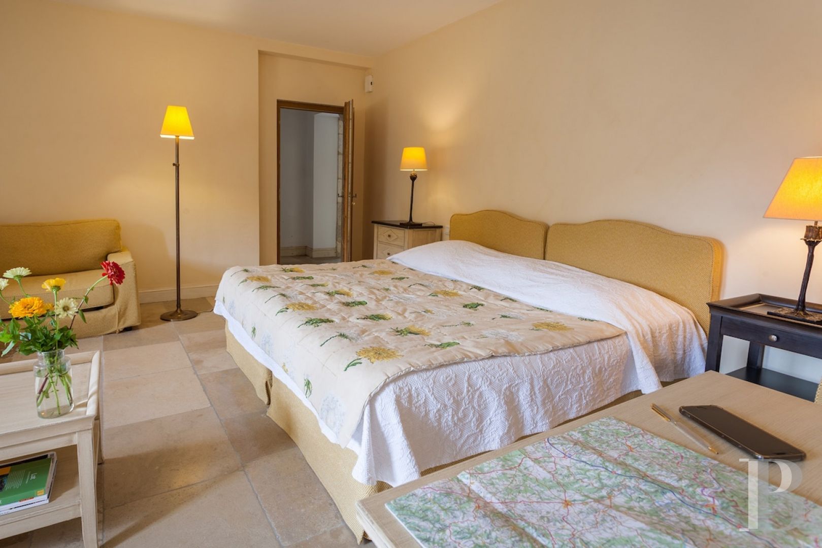 A belvedere chateau overlooking the Dordogne valley  to the north of the Lot department - photo  n°10