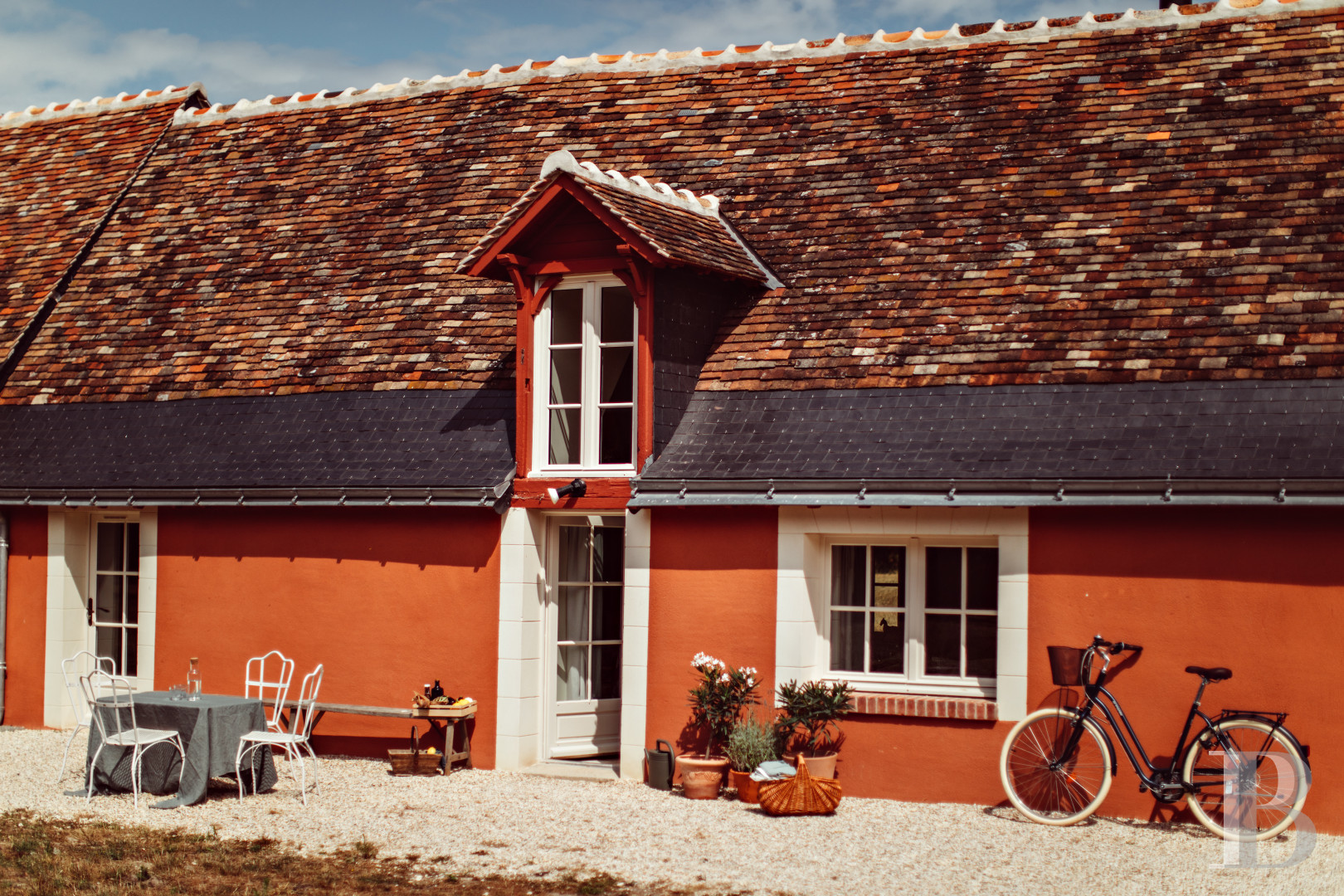 A country house rental for a year with access to the services and facilities of a large estate, an hour’s train ride from Paris in Touraine  - photo  n°1