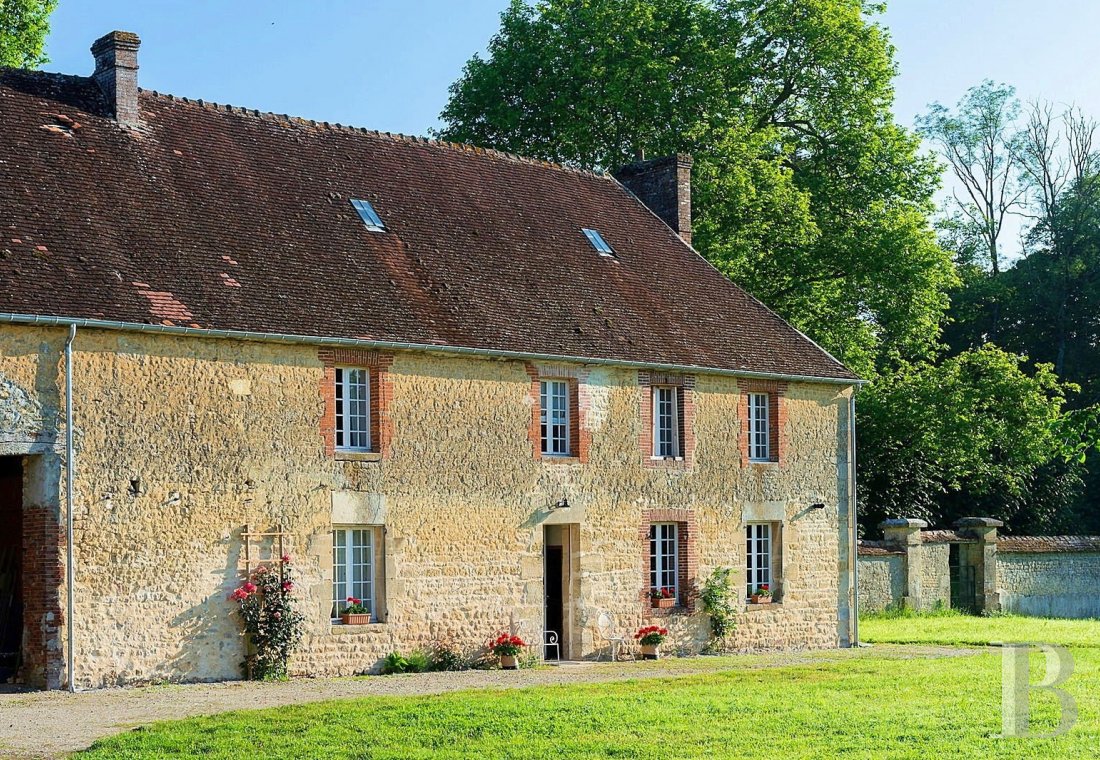 A majestic and classical 18th century chateau and its former grower manager surrounded by its grounds  in the Orne - photo  n°35