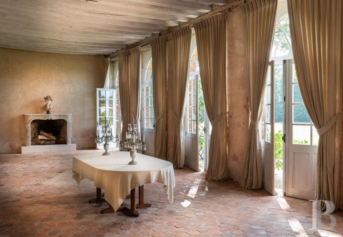A majestic and classical 18th century chateau and its former grower manager surrounded by its grounds  in the Orne - photo  n°4