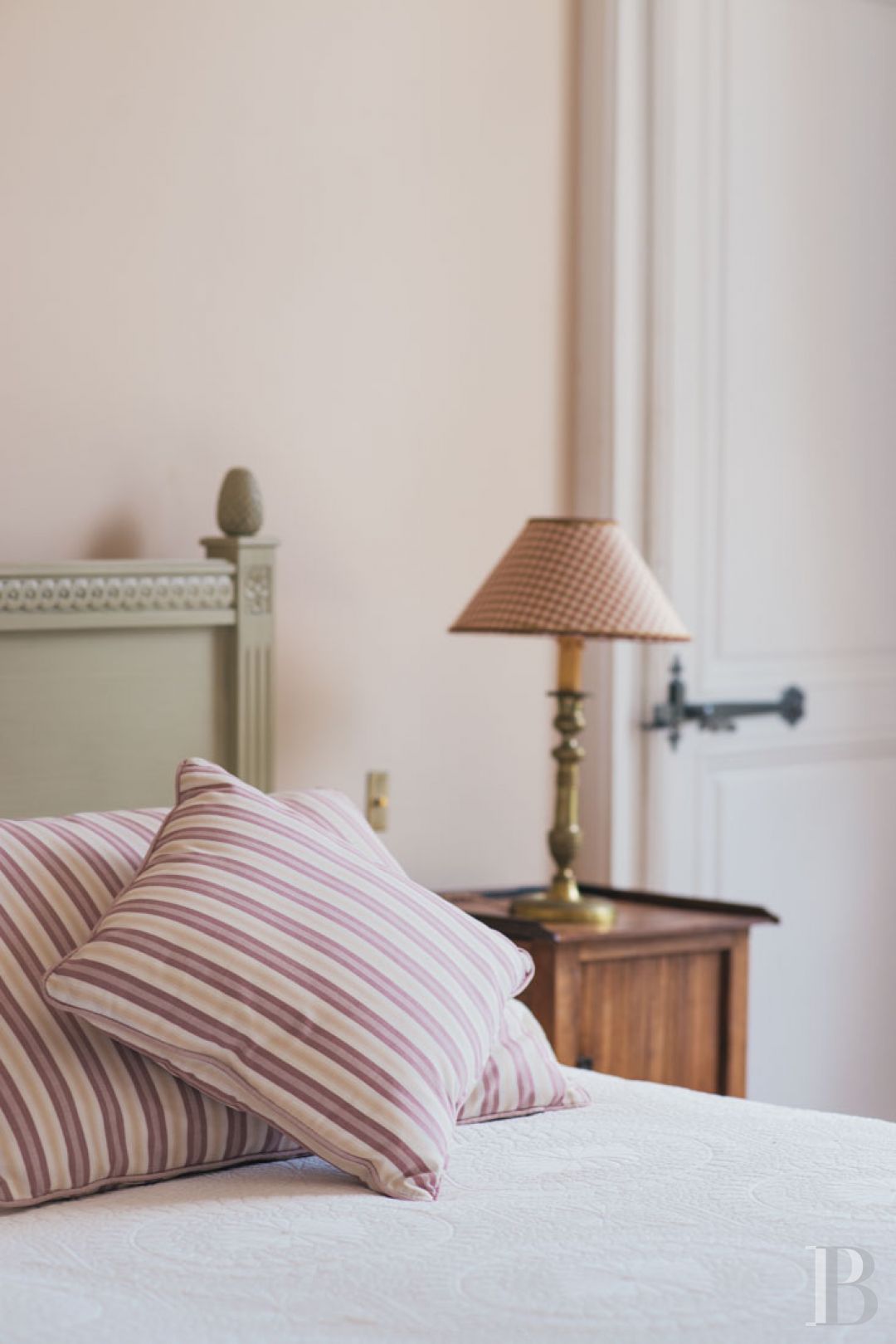 A majestic and classical 18th century chateau and its former grower manager surrounded by its grounds  in the Orne - photo  n°23