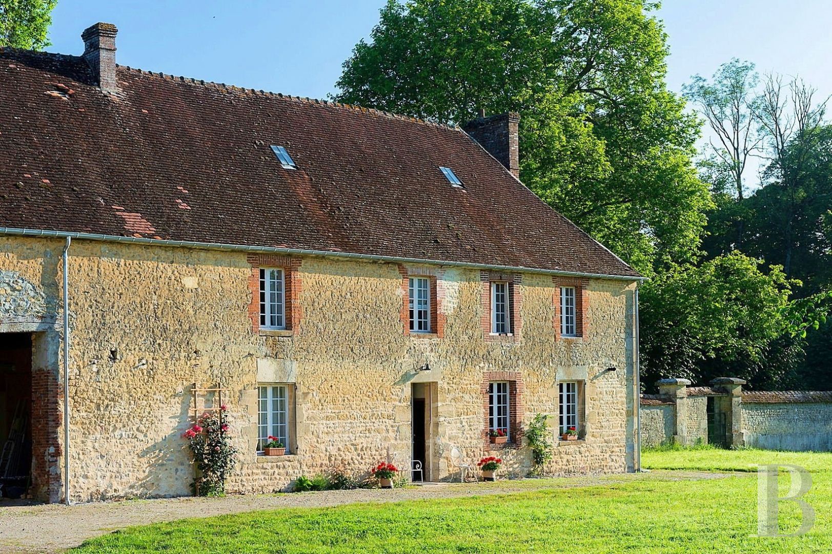A majestic and classical 18th century chateau and its former grower manager surrounded by its grounds  in the Orne - photo  n°32