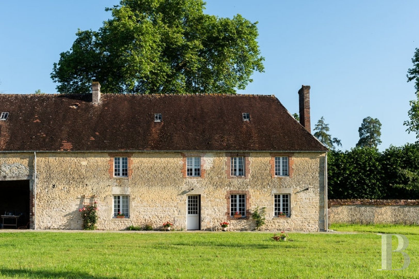 A majestic and classical 18th century chateau and its former grower manager surrounded by its grounds  in the Orne - photo  n°3