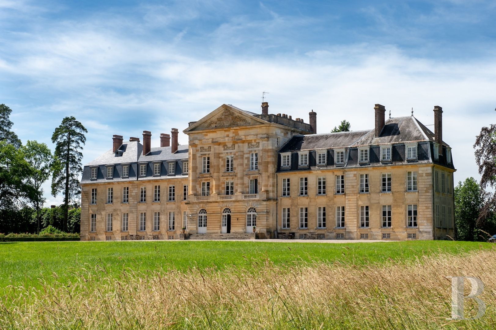 A majestic and classical 18th century chateau and its former grower manager surrounded by its grounds  in the Orne - photo  n°1