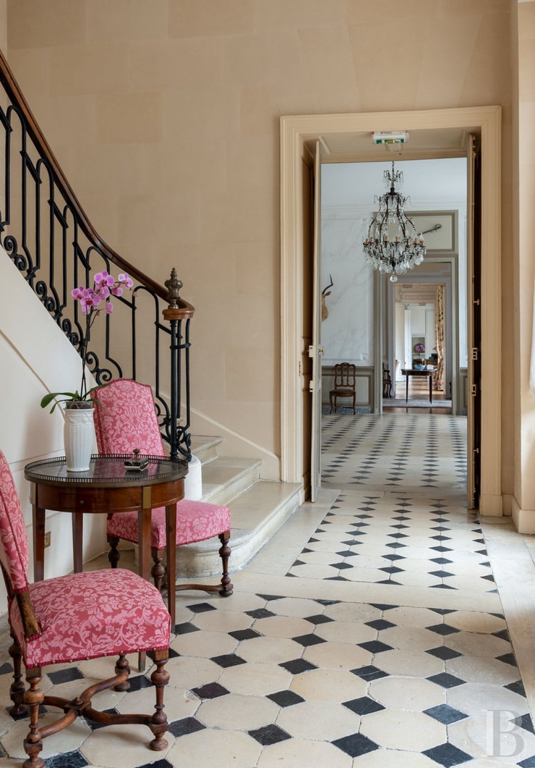 A majestic and classical 18th century chateau and its former grower manager surrounded by its grounds  in the Orne - photo  n°8