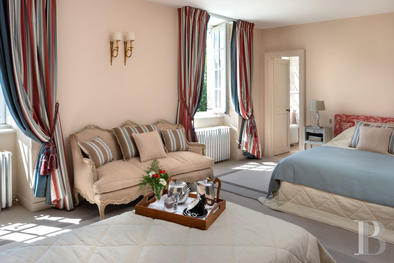 A majestic and classical 18th century chateau and its former grower manager surrounded by its grounds  in the Orne - photo  n°19