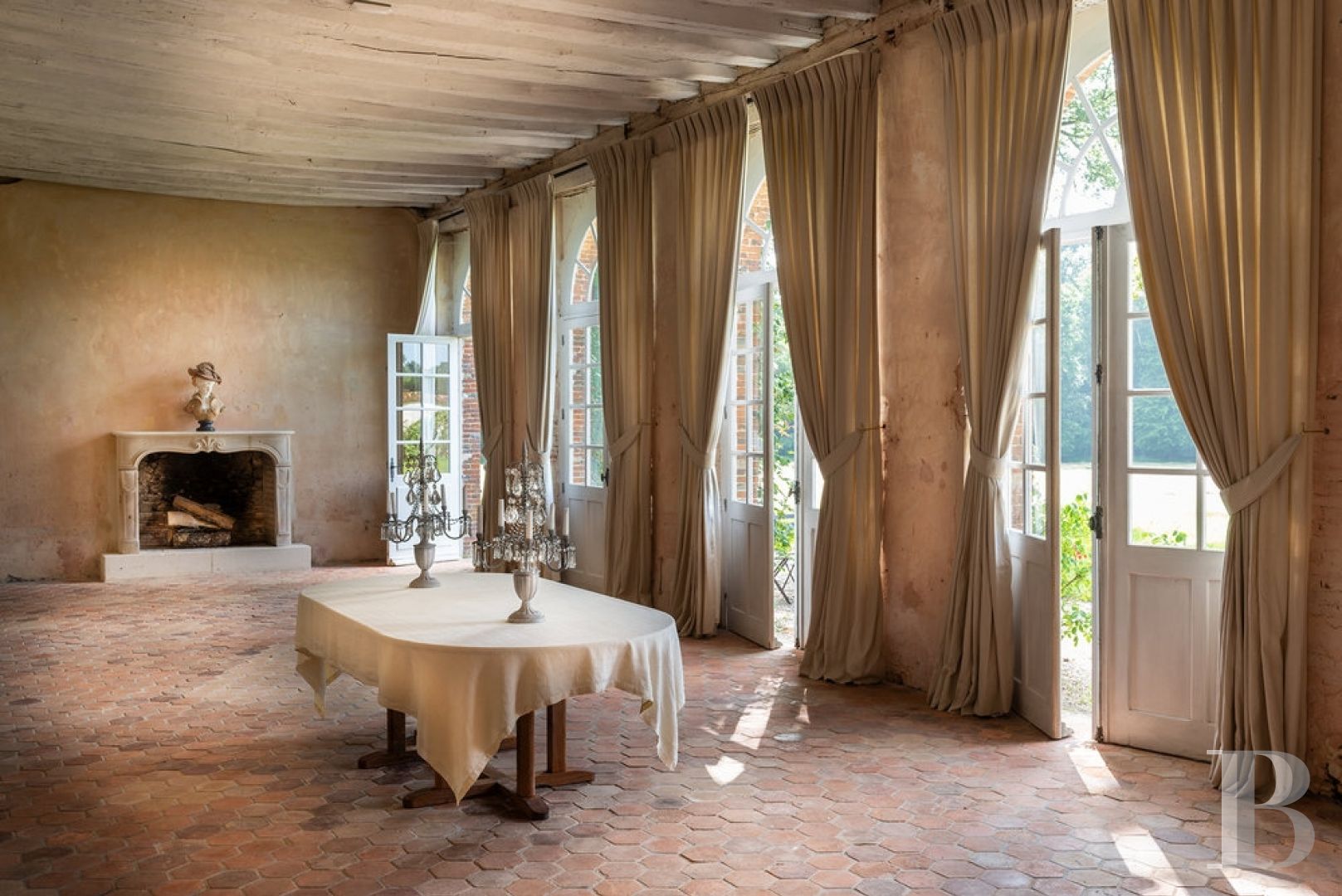 A majestic and classical 18th century chateau and its former grower manager surrounded by its grounds  in the Orne - photo  n°4