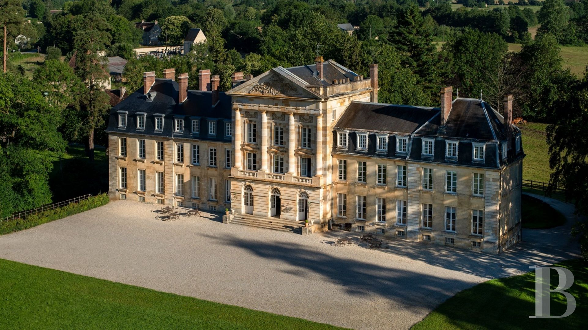 A majestic and classical 18th century chateau and its former grower manager surrounded by its grounds  in the Orne - photo  n°52