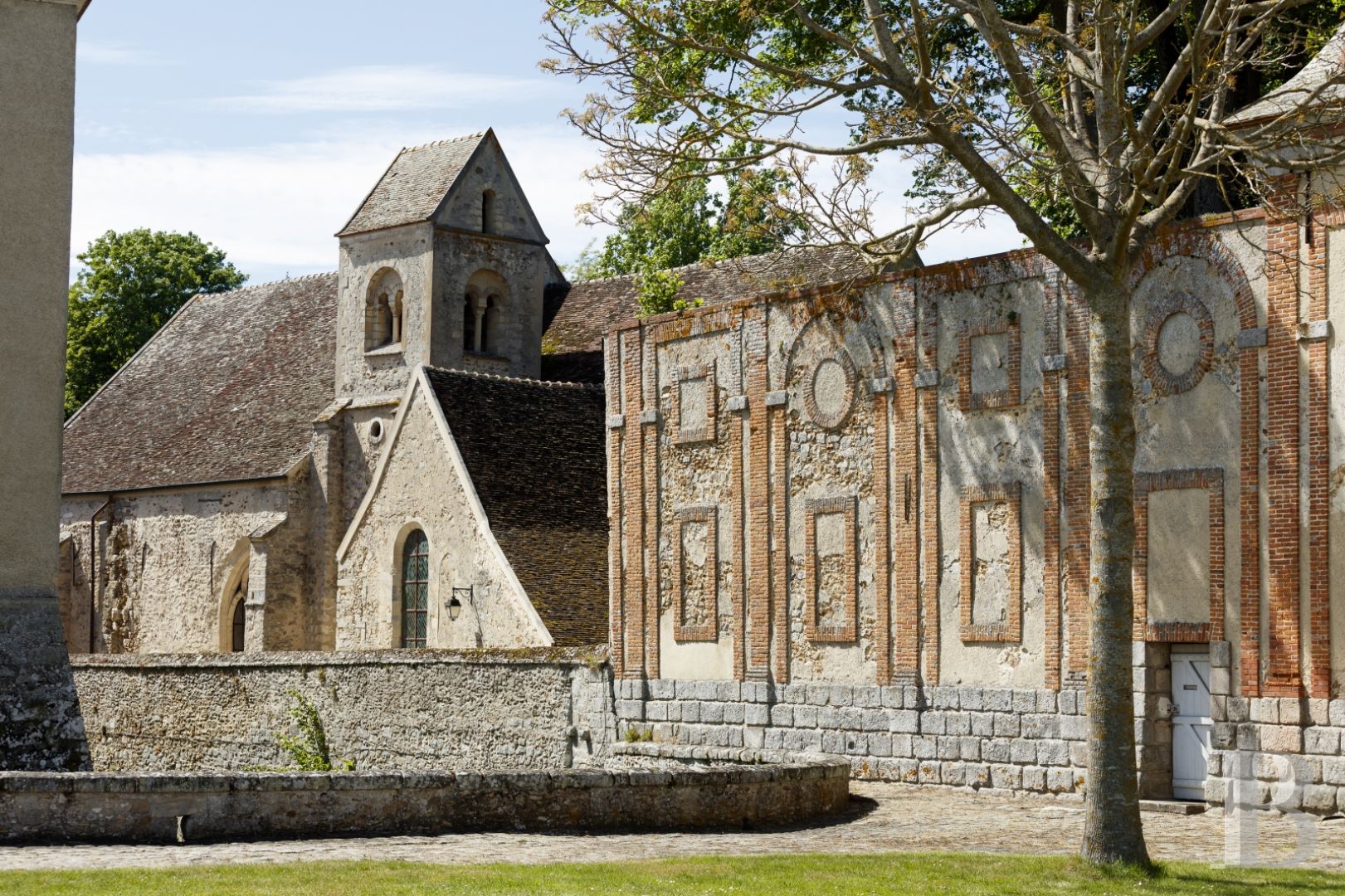 A 17th century chateau's outbuildings transformed into guest suites near to Fontainebleau - photo  n°3