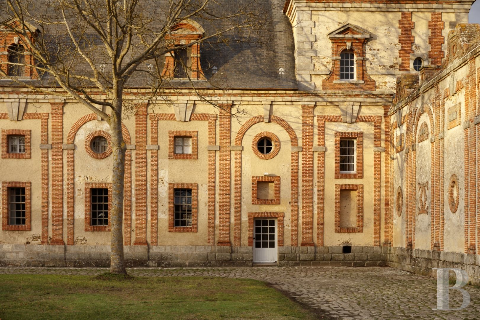 A 17th century chateau's outbuildings transformed into guest suites near to Fontainebleau - photo  n°4
