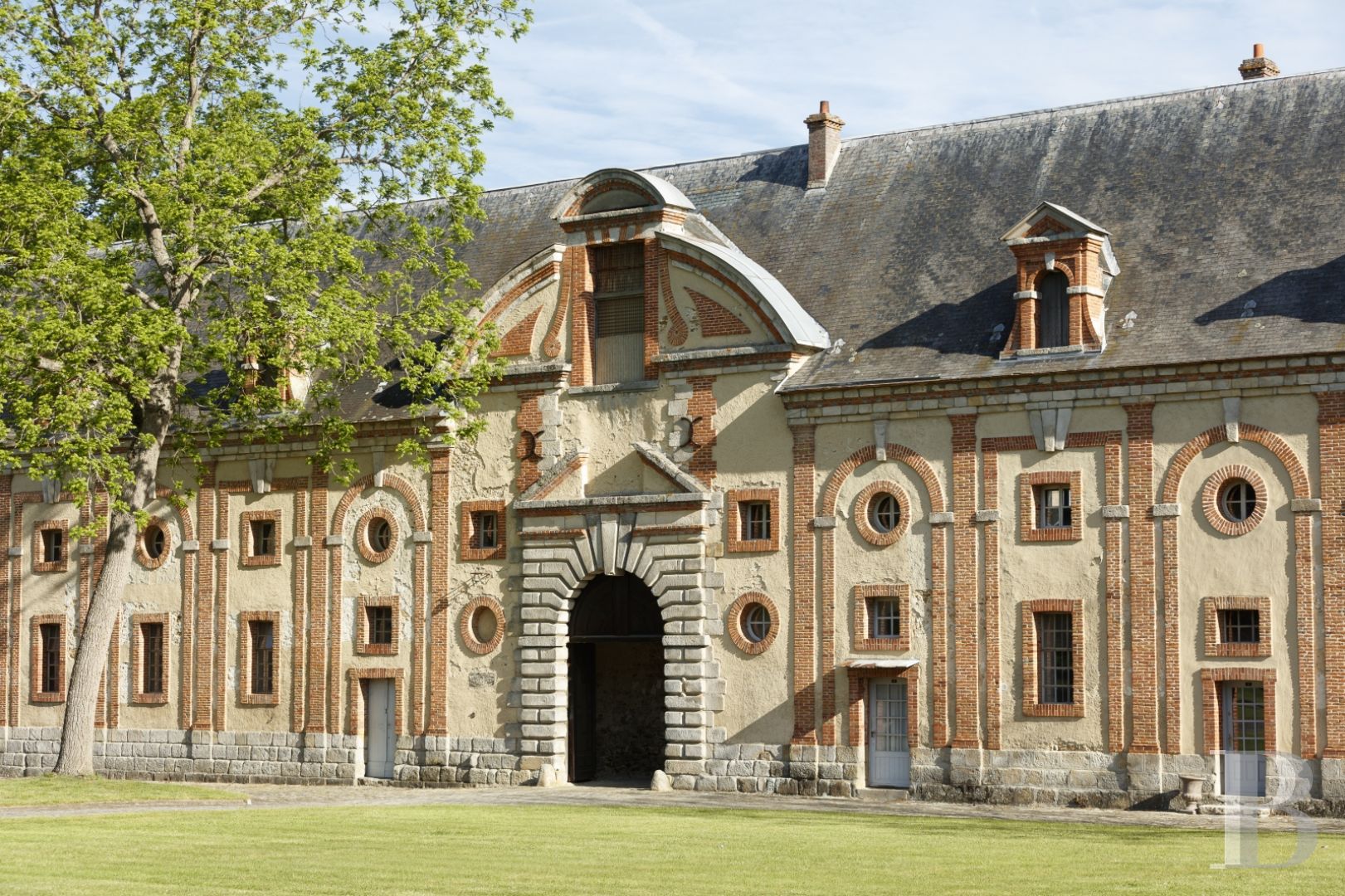 A 17th century chateau's outbuildings transformed into guest suites near to Fontainebleau - photo  n°2