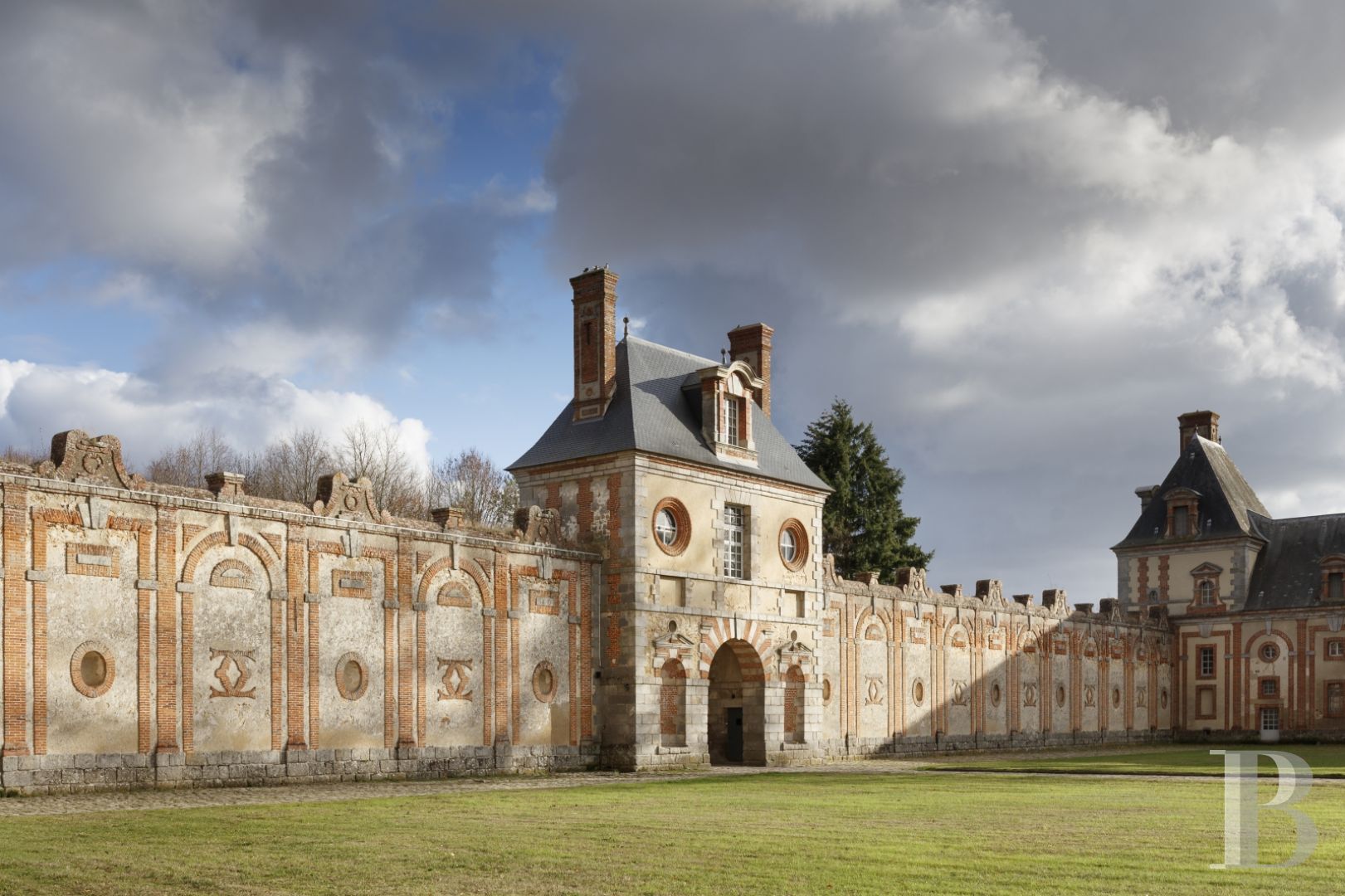 A 17th century chateau's outbuildings transformed into guest suites near to Fontainebleau - photo  n°1