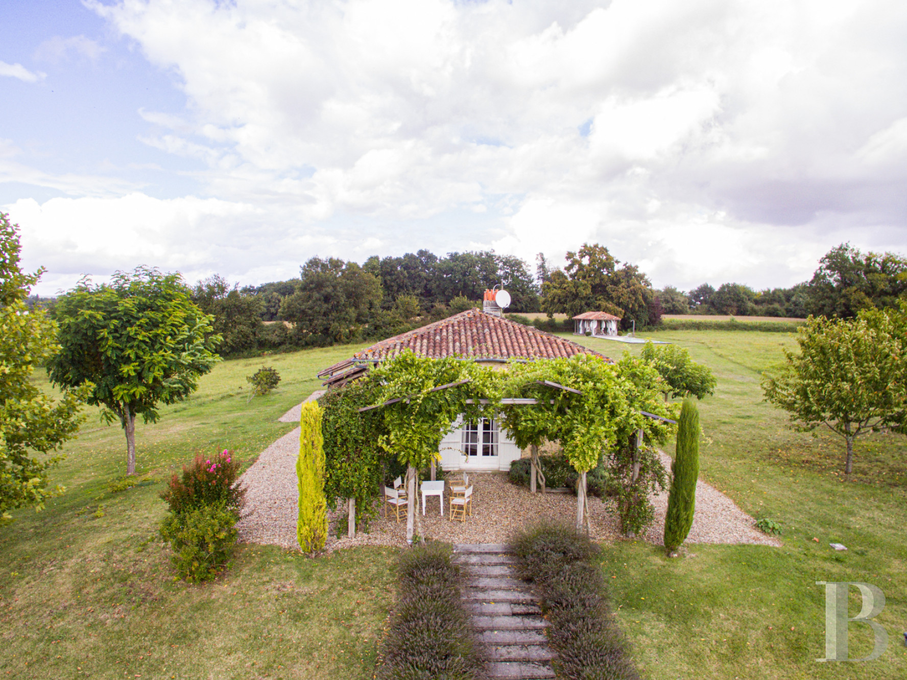 En Dordogne, à l’ouest de Périgueux et en limite de la Charente, une ancienne maison de régisseur du 18e siècle entourée d’un vaste jardin - photo  n°15