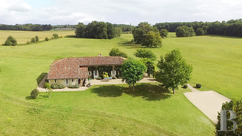 En Dordogne, à l’ouest de Périgueux et en limite de la Charente, une ancienne maison de régisseur du 18e siècle entourée d’un vaste jardin - photo  n°18