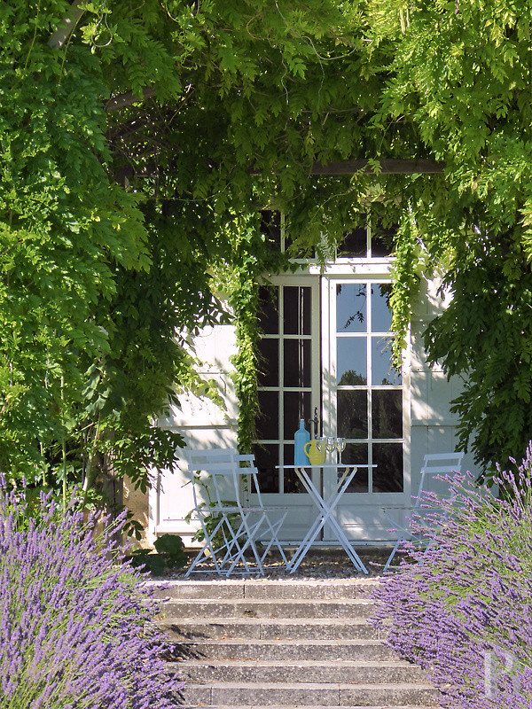 En Dordogne, à l’ouest de Périgueux et en limite de la Charente, une ancienne maison de régisseur du 18e siècle entourée d’un vaste jardin - photo  n°2