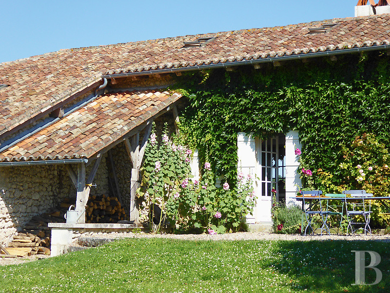 En Dordogne, à l’ouest de Périgueux et en limite de la Charente, une ancienne maison de régisseur du 18e siècle entourée d’un vaste jardin - photo  n°5