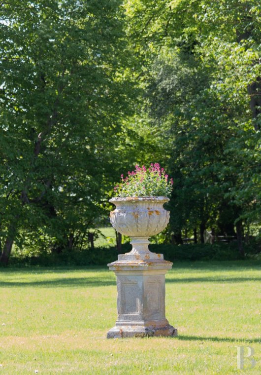 Dans le Calvados, au sud-est de Caen,  un château classique du 18e siècle tout en couleurs - photo  n°24