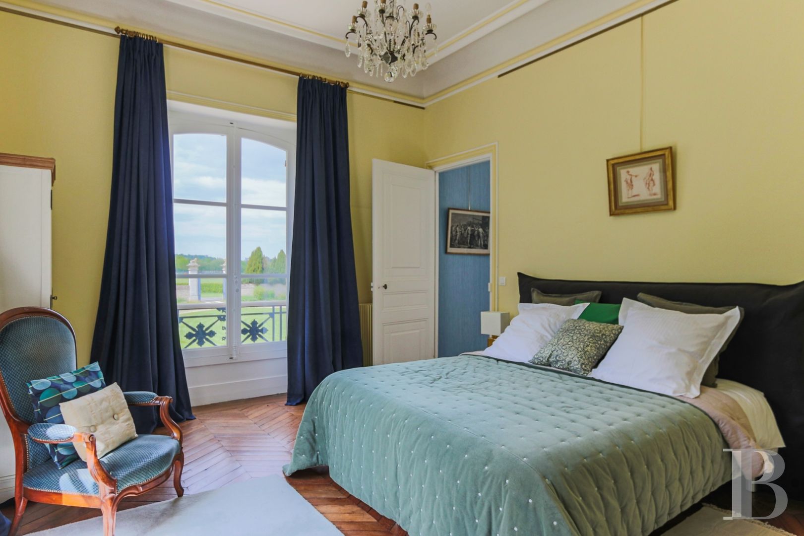 Dans le Calvados, au sud-est de Caen,  un château classique du 18e siècle tout en couleurs - photo  n°24