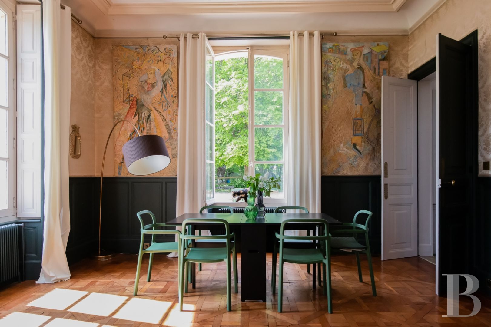 Dans le Calvados, au sud-est de Caen,  un château classique du 18e siècle tout en couleurs - photo  n°7