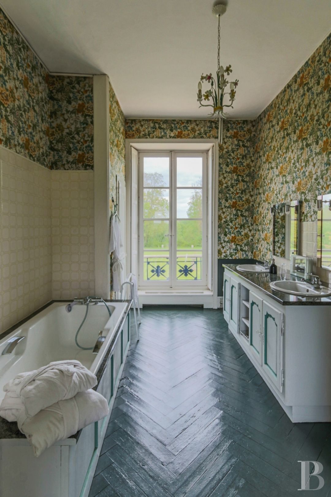 Dans le Calvados, au sud-est de Caen,  un château classique du 18e siècle tout en couleurs - photo  n°15