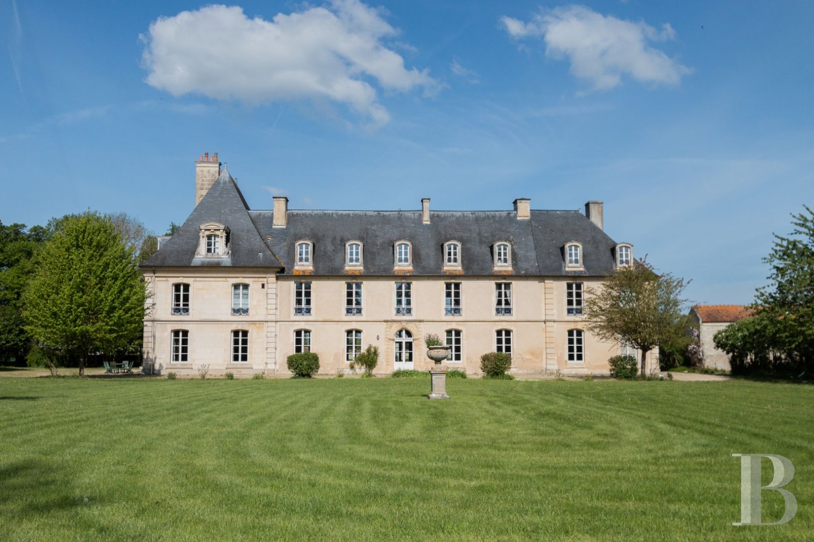 Dans le Calvados, au sud-est de Caen,  un château classique du 18e siècle tout en couleurs - photo  n°1