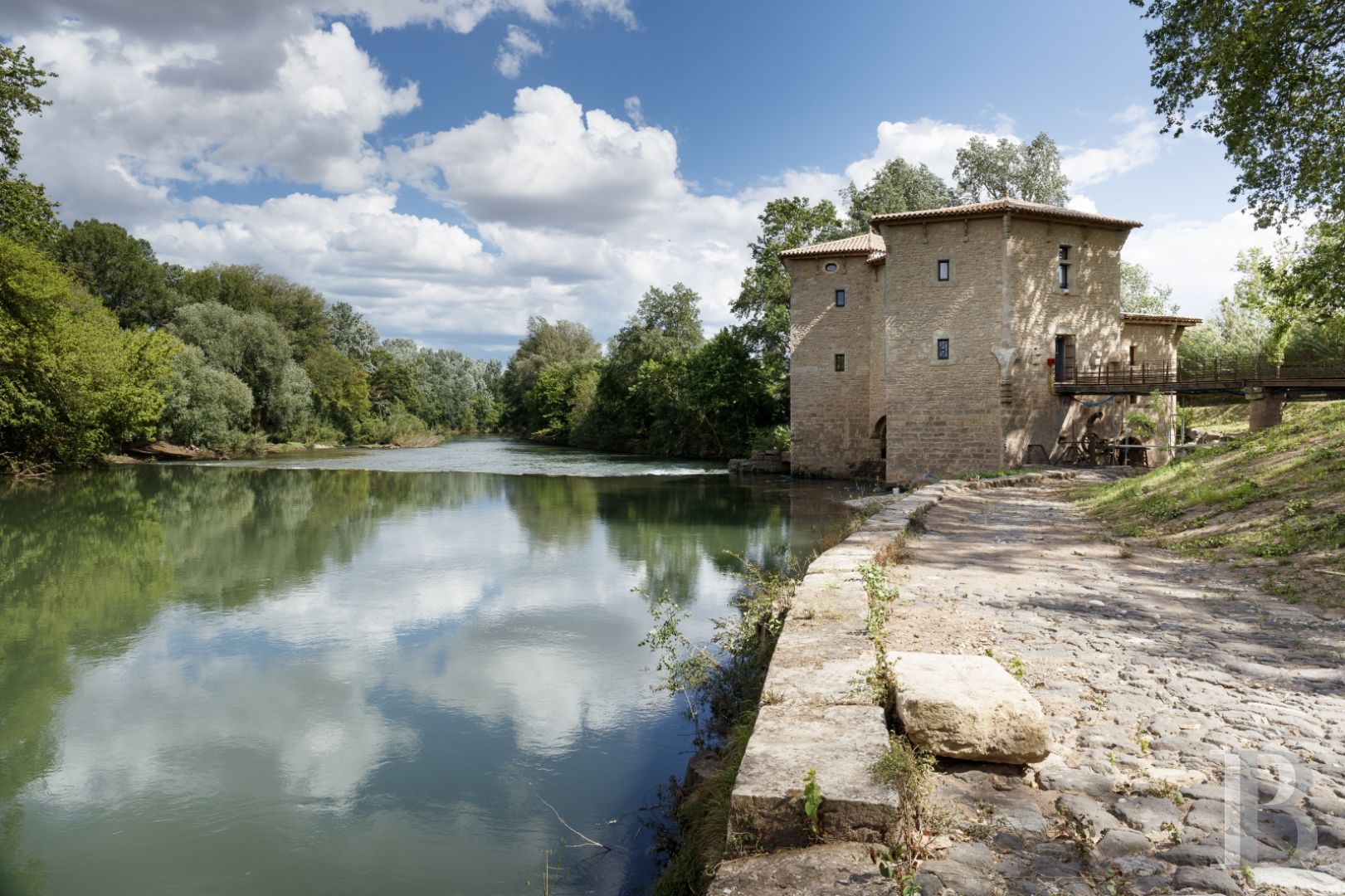 A former fortified mill transformed into a family home  on the banks of the Hérault, between Montpellier and Béziers - photo  n°2