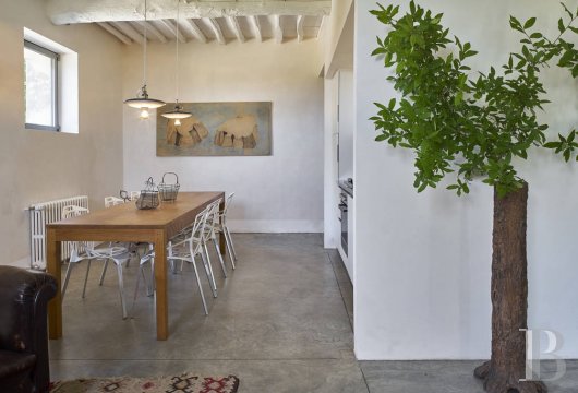En Toscane, au nord de Sienne,  une ancienne ferme inspirée par le design et transformée en gîtes  - photo  n°24