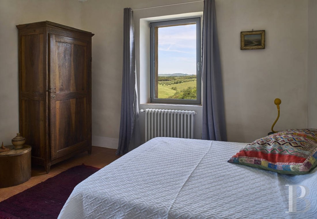 En Toscane, au nord de Sienne,  une ancienne ferme inspirée par le design et transformée en gîtes  - photo  n°28