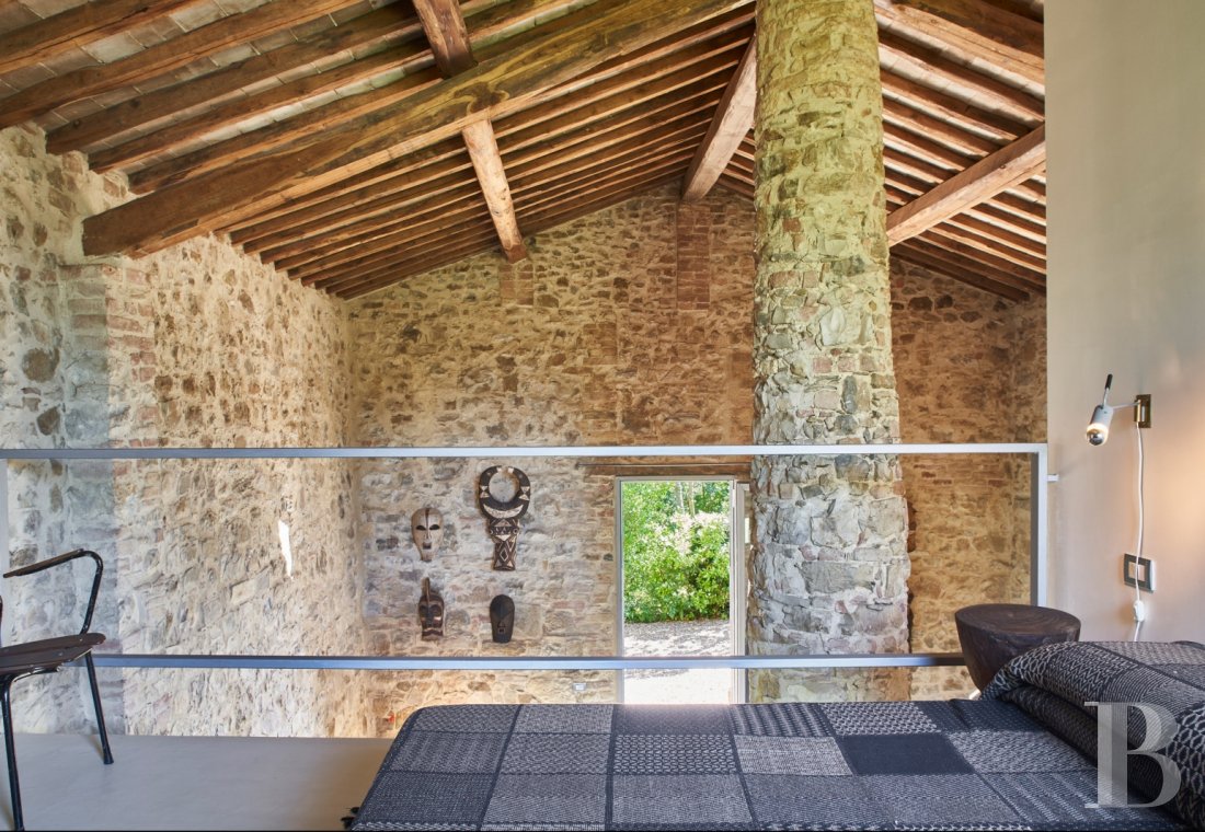 En Toscane, au nord de Sienne,  une ancienne ferme inspirée par le design et transformée en gîtes  - photo  n°17