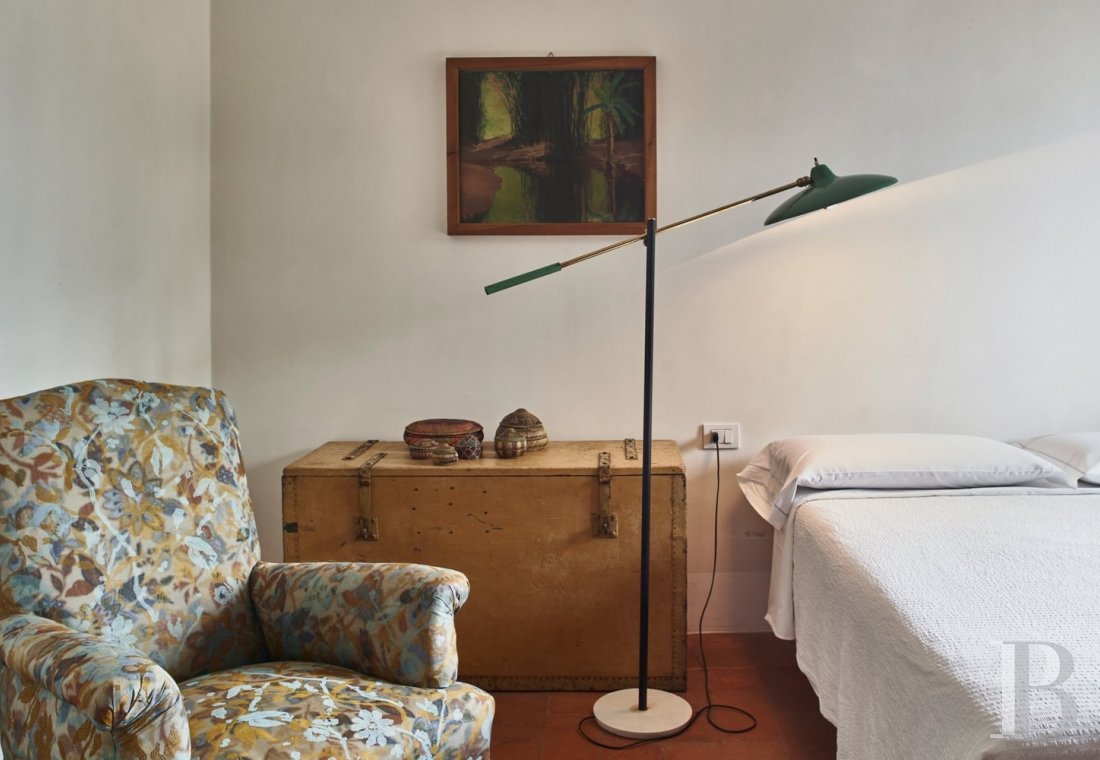 En Toscane, au nord de Sienne,  une ancienne ferme inspirée par le design et transformée en gîtes  - photo  n°35