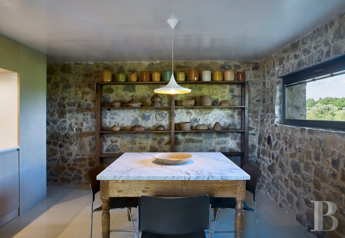 En Toscane, au nord de Sienne,  une ancienne ferme inspirée par le design et transformée en gîtes  - photo  n°19