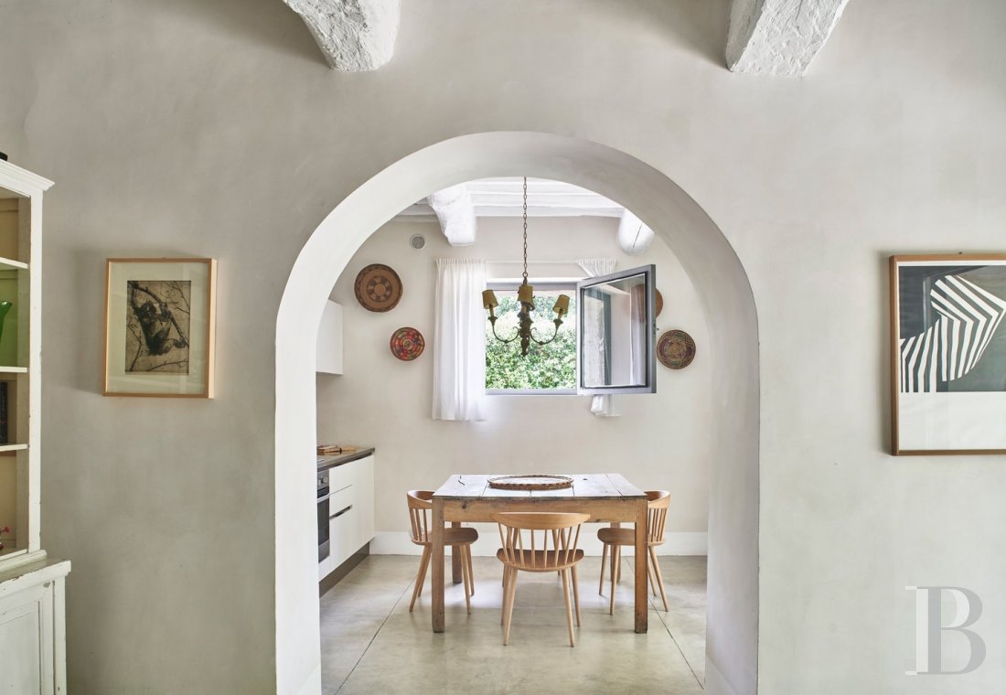 En Toscane, au nord de Sienne,  une ancienne ferme inspirée par le design et transformée en gîtes  - photo  n°36