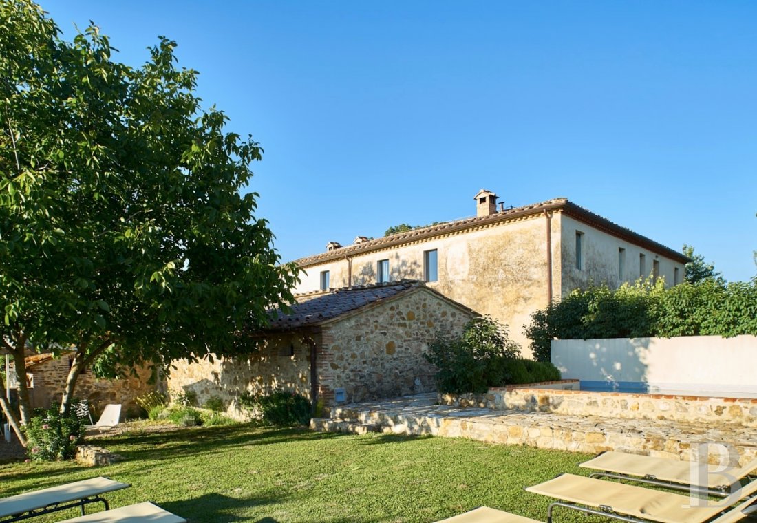 En Toscane, au nord de Sienne,  une ancienne ferme inspirée par le design et transformée en gîtes  - photo  n°7