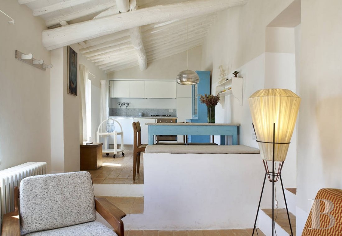 En Toscane, au nord de Sienne,  une ancienne ferme inspirée par le design et transformée en gîtes  - photo  n°31