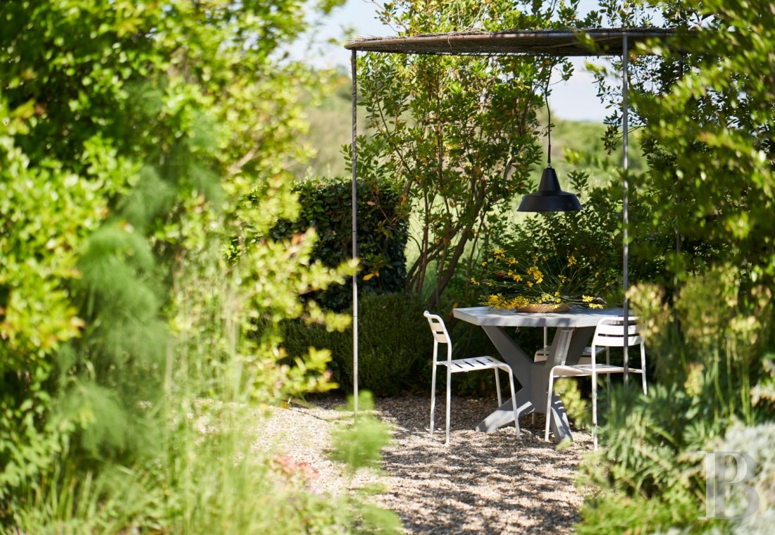 En Toscane, au nord de Sienne,  une ancienne ferme inspirée par le design et transformée en gîtes  - photo  n°12