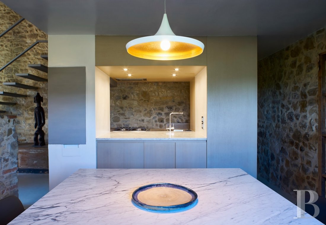 En Toscane, au nord de Sienne,  une ancienne ferme inspirée par le design et transformée en gîtes  - photo  n°21