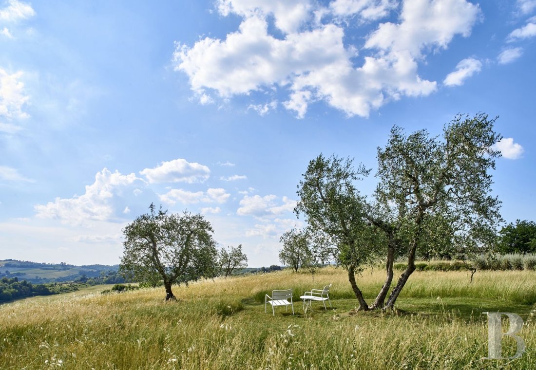 En Toscane, au nord de Sienne,  une ancienne ferme inspirée par le design et transformée en gîtes  - photo  n°5
