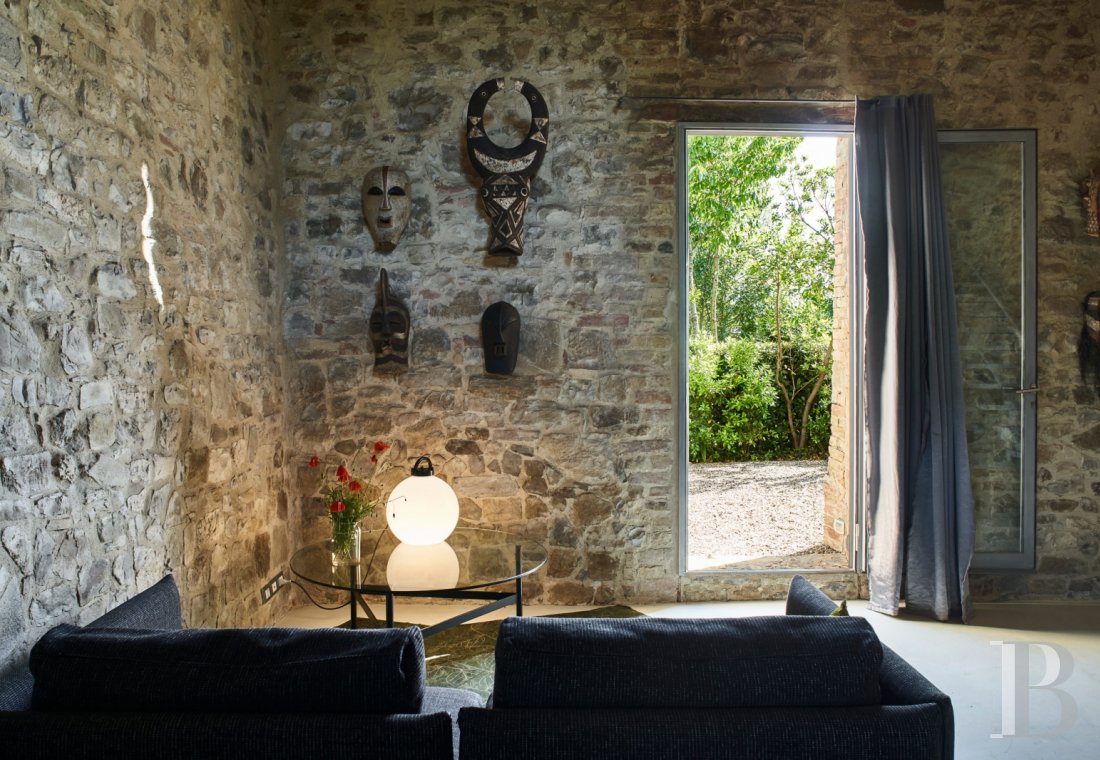 En Toscane, au nord de Sienne,  une ancienne ferme inspirée par le design et transformée en gîtes  - photo  n°20